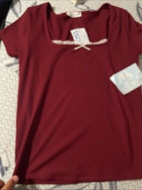 Women's Scoop Neck Short Sleeve Top in Burgundy